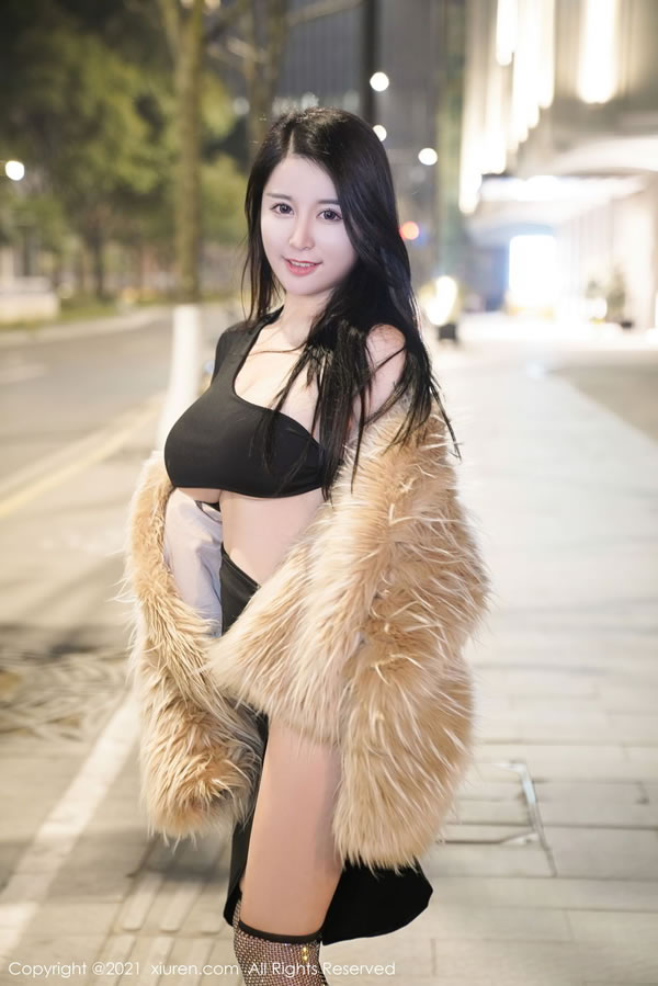 魅惑美七Mia轻薄皮草惹火身段丰腴有致