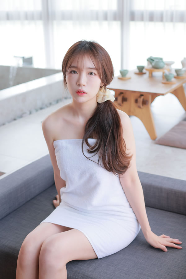 胸部丰满的小美女民宿温泉里的春光