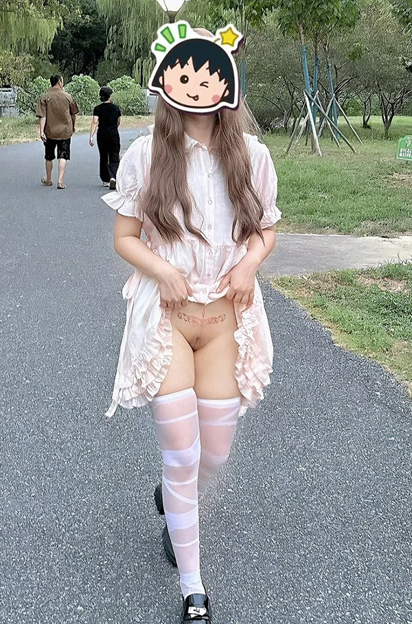福利姬萝莉柚柚+大长腿人妻玩物露出尺度合集